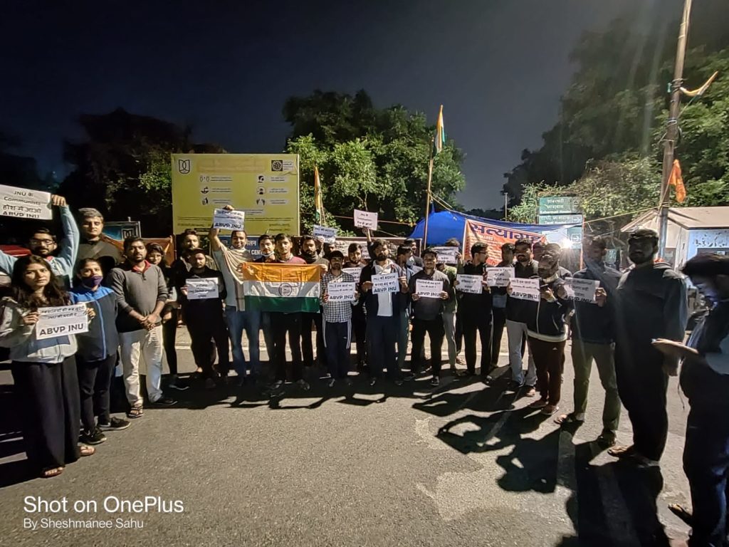 रविवार देर रात हिंसा के खिलाफ मार्च निकालते अभाविप जेएनयू के कार्यकर्ता